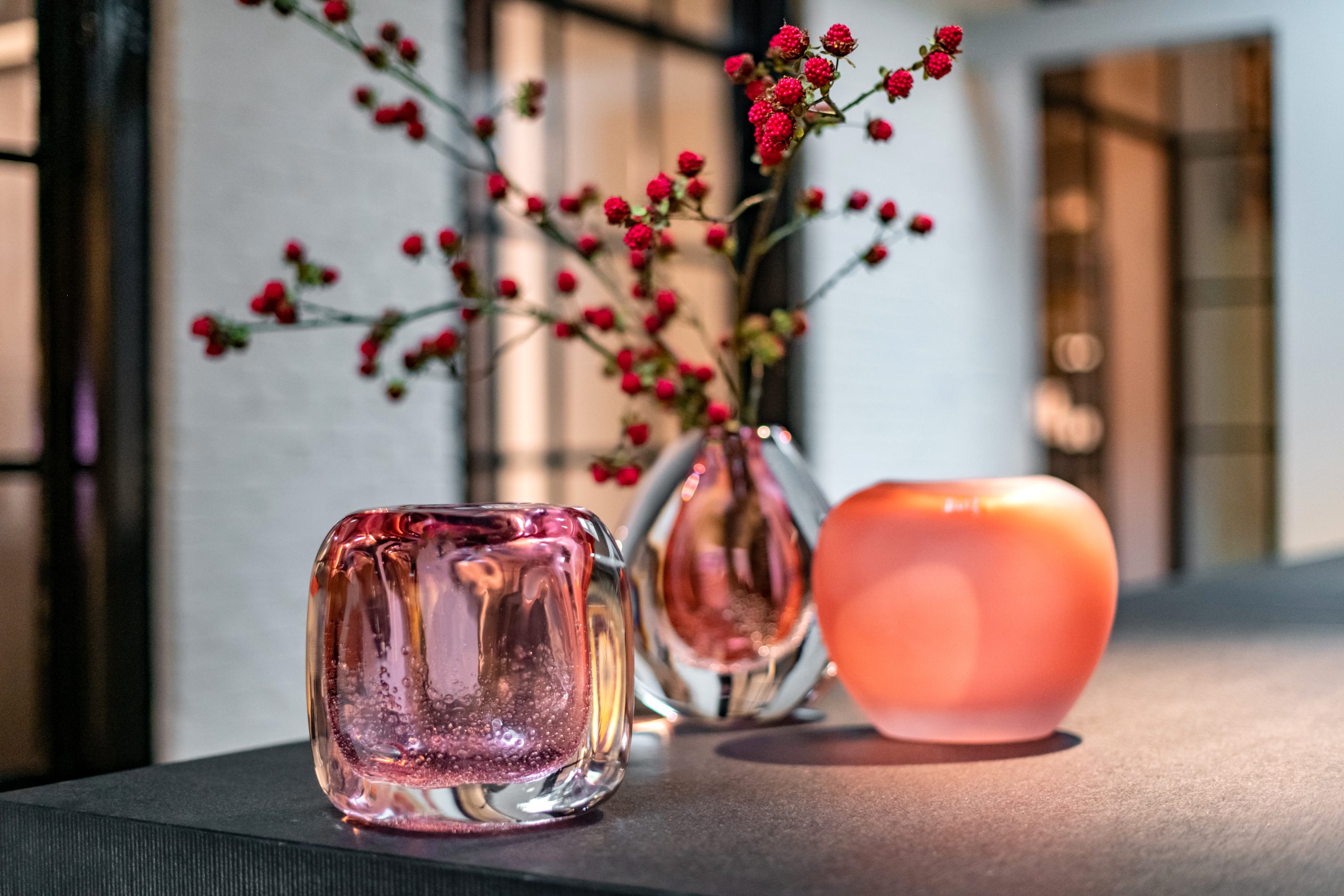 DutZ vasen in Rosa farben auf ein Tisch