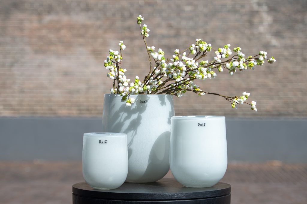 Drei DutZ barrel vasen in weiss auf ein Tisch