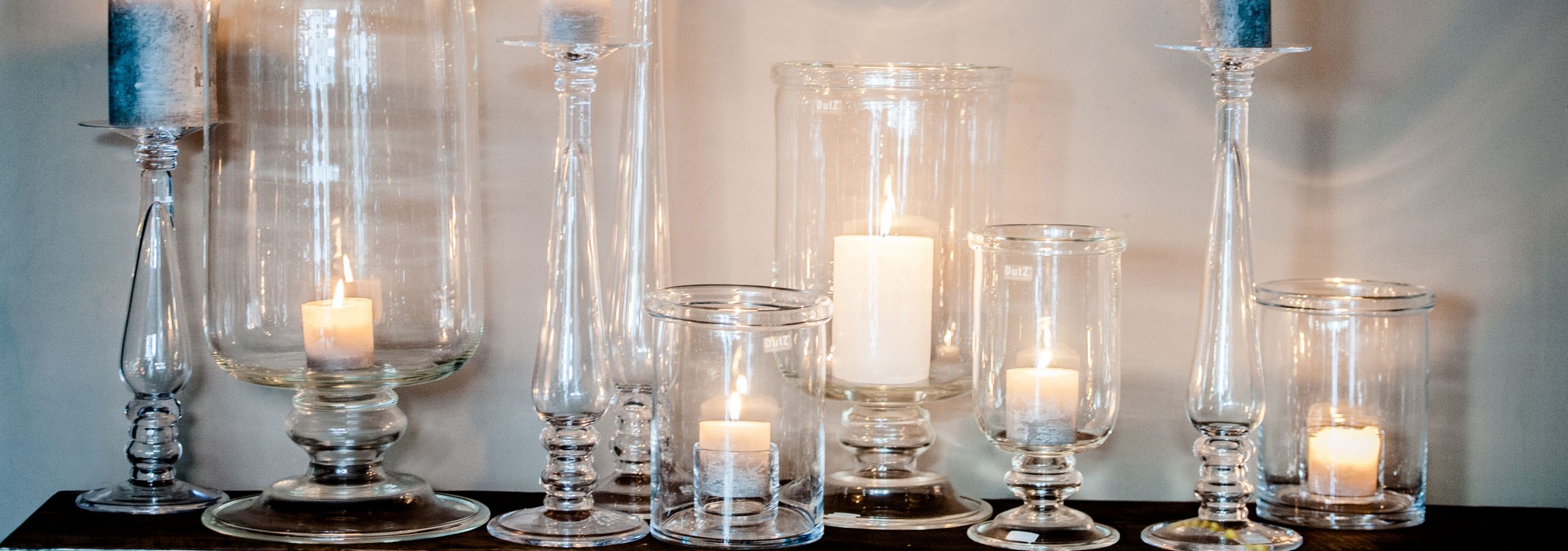 Glas kerzenhalter und windlichte mit kerzen auf ein kleine tisch